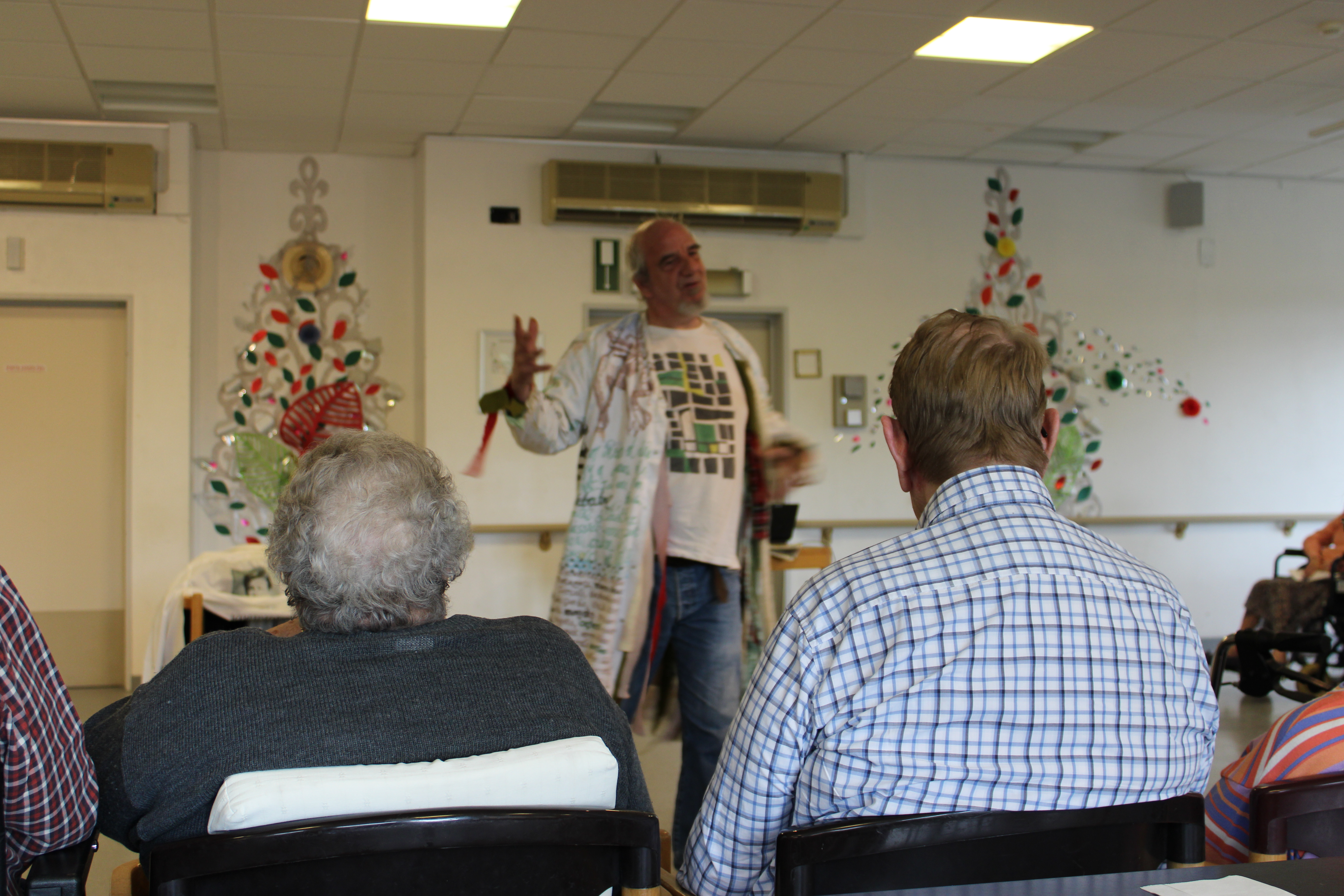 Comédien interagissant avec une personne âgée